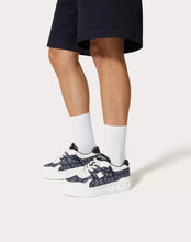 Carica l&#39;immagine nel visualizzatore di Gallery, VALENTINO Sneaker Low-top One Stud XL in nappa e tessuto jacquard effetto denim
