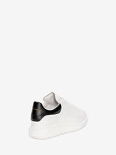 Carica l&#39;immagine nel visualizzatore di Gallery, Alexander McQueen Sneaker Oversize da Uomo in Bianco/nero
